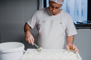 Homme pendant l'étape du moulage