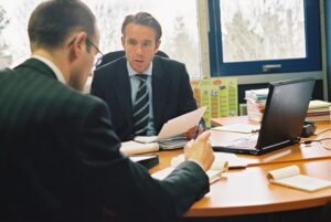 Hommes dans un bureau