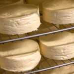 Fromages sur grille pour affinage
