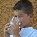 Un enfant buvant un verre de lait