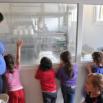 eleveuse et enfants fabrication des fromages