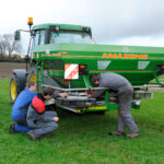 Jeunes et matériel agricole tracteur