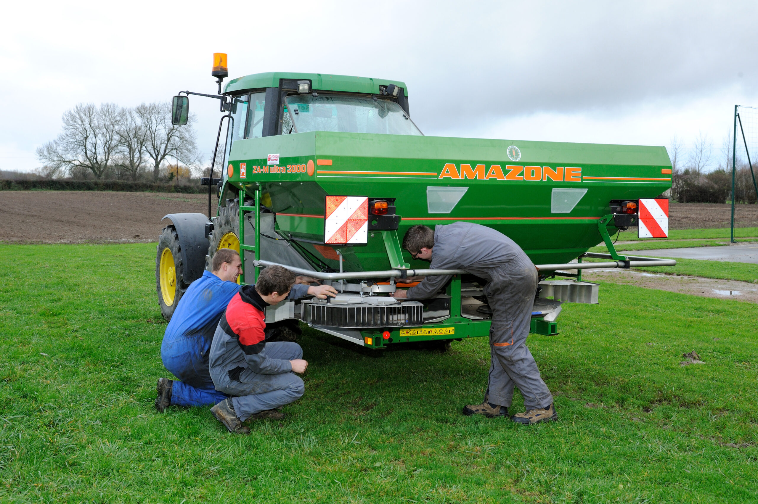 Jeunes et matériel agricole tracteur