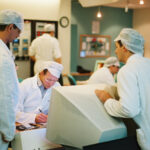Responsable de production hommes ordinateur