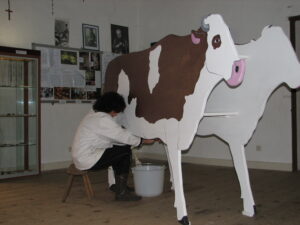 Musée Simulation de traite vache en carton