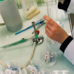 Technicien-de-Laboratoire recherche mains