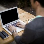 ordinateur jeune gestion marketing