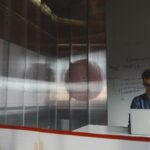 entrepreneur homme ordinateur salle