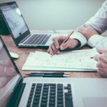 Ordinateur mains marketing