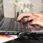 ordinateur mains lunettes stylo