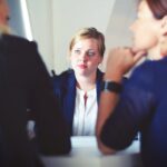 femme entretien conversation réunion bureau