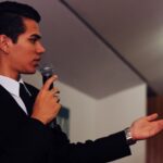 jeune homme conférence formation micro