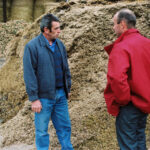 Hommes devant ensilage