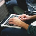 ordinateur mains technicien
