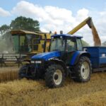 Tracteur moisson blé moissonneuse