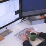 ordinateur mains marketing