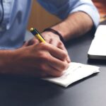 ordinateur mains papier stylo