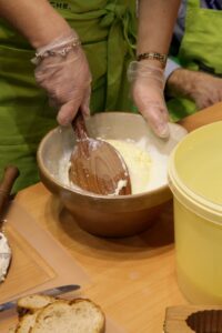 Animation beurre baratte mains