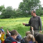 Eleveur enfants prairie visite