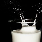 Verre de lait et gouttes en l'air