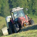 Tracteur foins herbe prairie