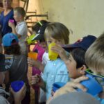 Enfants buvant du lait dans ferme pédagogique