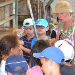 Enfants et éleveuse, salle de traite, visite pédagogique