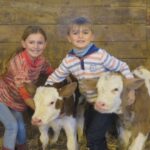 Enfants et veau Montebelliard