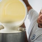 Homme avec saut de crème dans bac