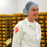 Technicienne d'affinage dans le hâloir usine