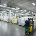Cariste sur transpalette hangar