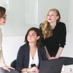 3 femmes devant ordinateur en réunion