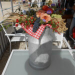 Bouquet de fleurs et fruits dans pot a lait