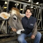 Eleveuse helene freger avec vache brune