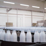 Usine, chaine de bouteilles de lait