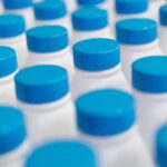 Usine gros plan bouchon bleu bouteilles de lait