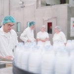 Usine, chaine de bouteille de lait 4 personnes