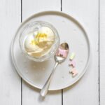 Crème glacée lactée avec lettres