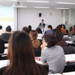 Formateur dans salle de classe, réunion