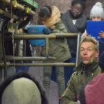 Eleveur et élèves dans salle de traite, pédagogie, scolaire