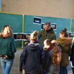 eleveur et élèves devant panneau. Pédagogie, scolaire