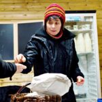 Femme qui achète des produits à la ferme, circuit court