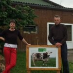 Eleveur et éleveuse devant ferme