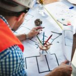 architecte devant plans, dessin, crayons