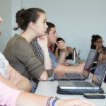 Salle de classe d'étudiants avec ordinateurs portables