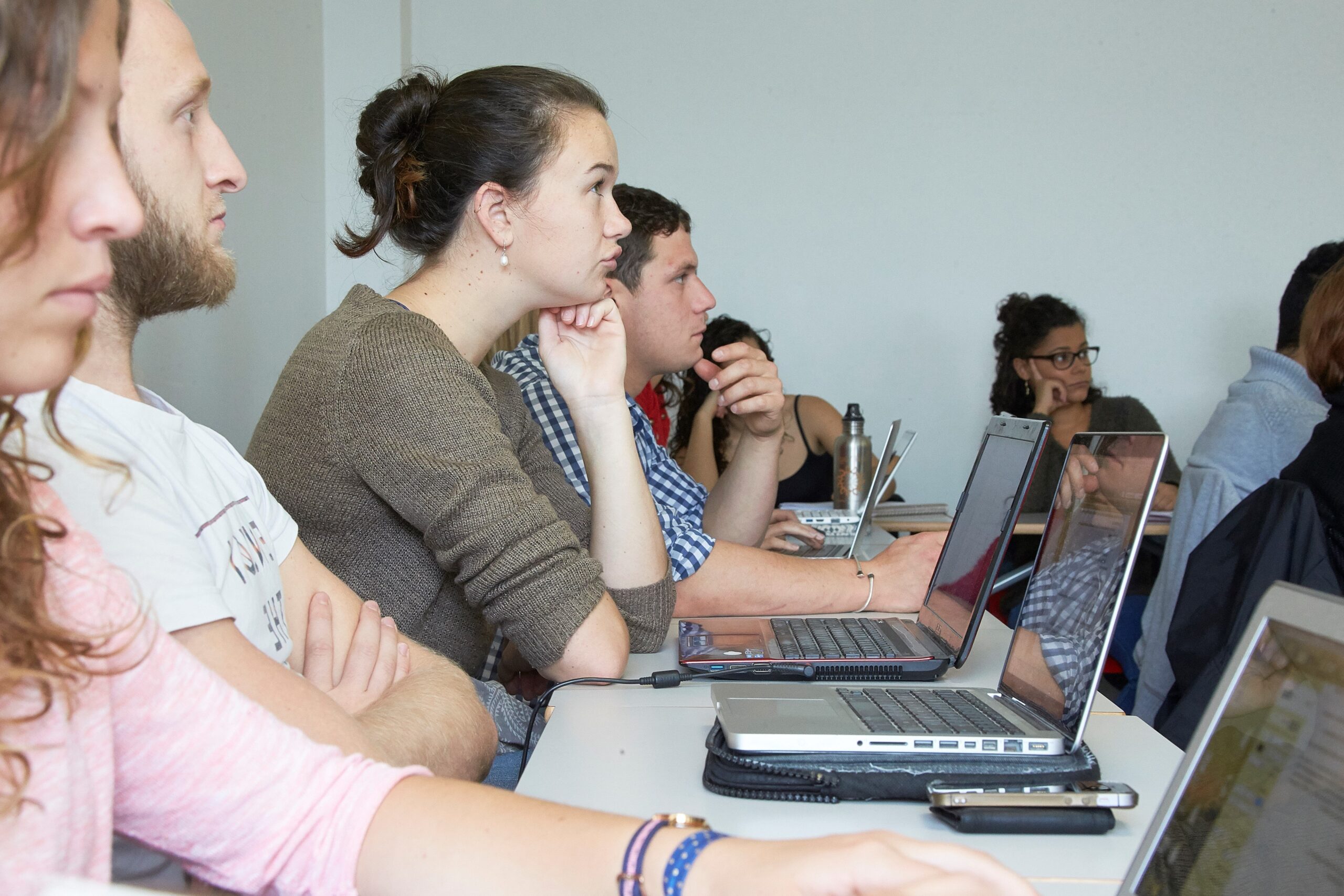 Salle de classe d'étudiants avec ordinateurs portables