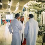 3 Ingénieurs, usine, discussion