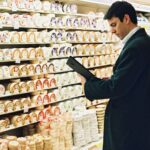 Merchandiseur, supermarché, rayon fromages