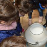 classe d'enfants, visite pédagogique regardant dans pot au lait