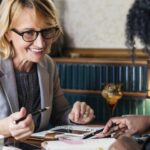 Deux femmes en entretien, bureau, collègues, travail